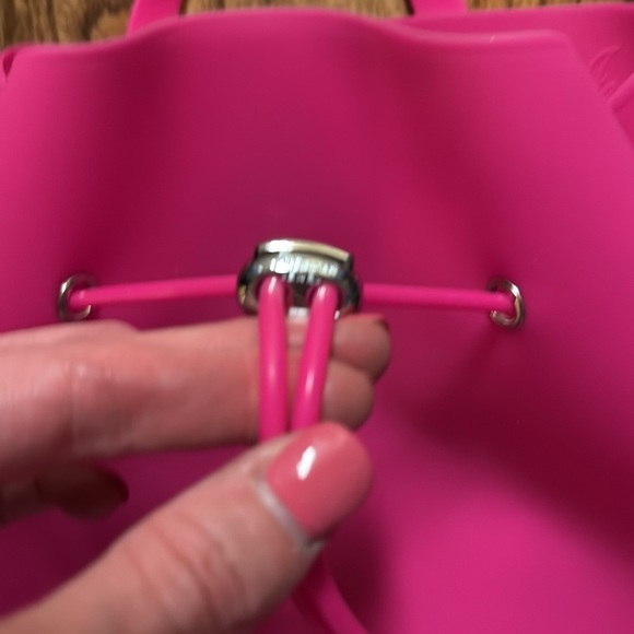 American Jewel Yummy Gummy Silicone Bucket Backpack fuschia pink New - Picture 5 of 7